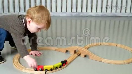 小男孩在玩木铁路视频