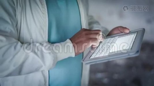数码平板电脑2上的人手触摸屏幕视频