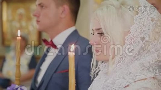 新婚夫妇在教堂举行婚礼。视频
