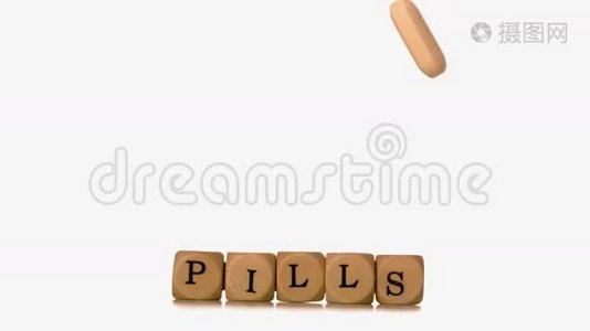 很多种类型的药丸都是掷骰子拼写药丸视频