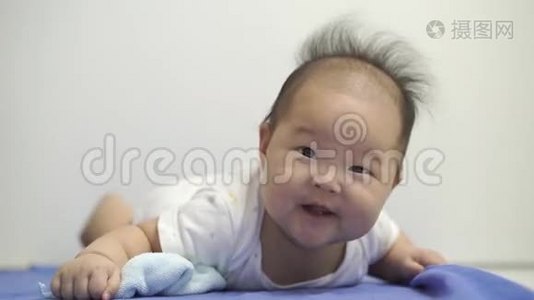 可爱的亚洲中国宝宝在肚子上滚动视频