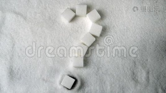 在糖堆上形成的糖块中拼写的问号视频