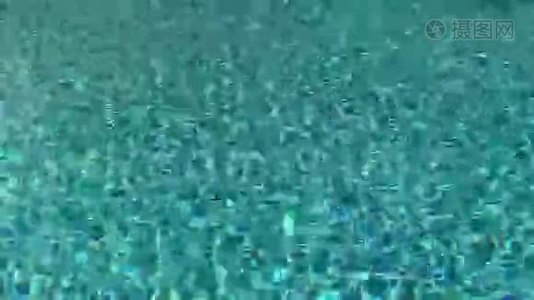 蓝色的游泳池荡漾着水的细节视频