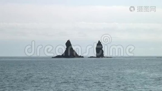 在日本海的海岸海滩上，绿色石岩上的海面波浪。视频