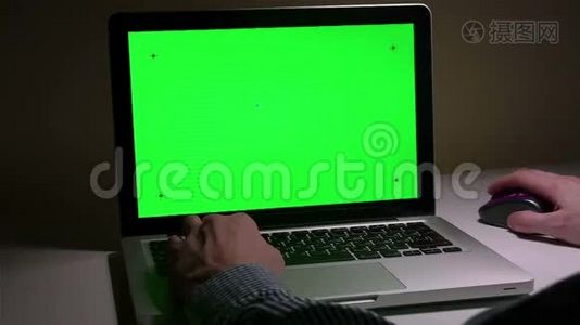 一个人在他的桌面上使用笔记本电脑。视频