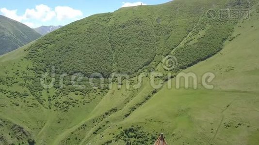 在Kazbegi山下的格鲁吉亚Gergeti村附近的Gergeti Trinity教堂的空中景观视频