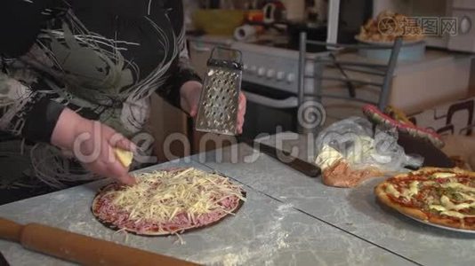 一个女人正在家里的厨房桌子上准备一个自制的披萨。视频