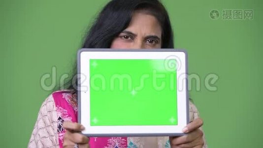 成熟美丽的印度女人展示数码平板电脑视频