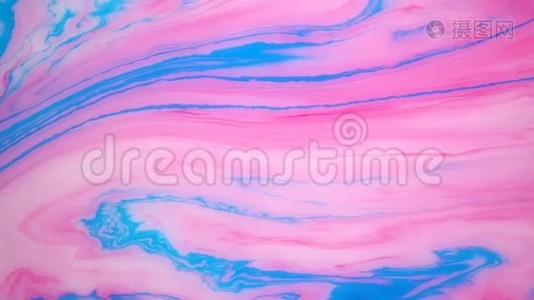 水上沾着蓝粉色的墨水。抽象彩色背景镜头。流体设计，非常适合运动图形视频