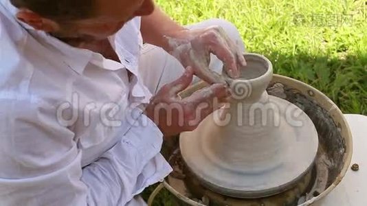 一只陶手，创造了一个陶罐视频