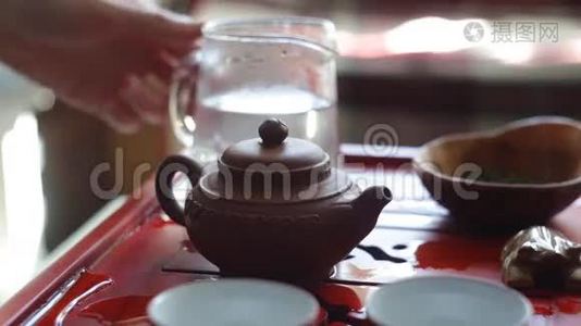 茶道。 女人在泡茶前烫伤茶壶。视频