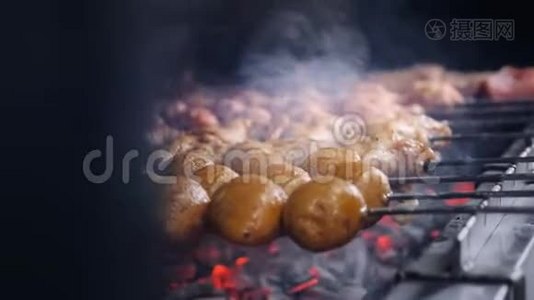 厨师在烤架上烤出多汁的烤肉串。 烤肉和蔬菜视频