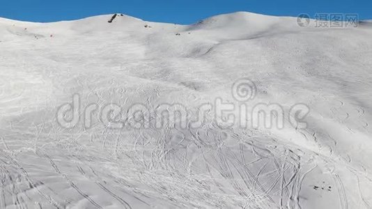 带有新鲜曲线的滑雪坡视频