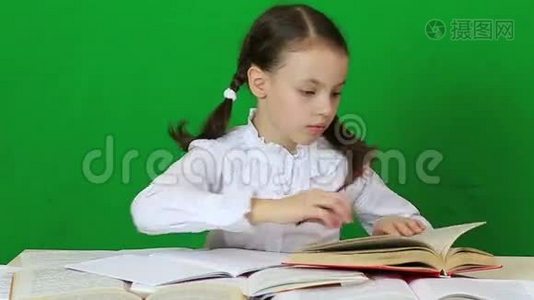 小女孩勤奋地做作业。视频
