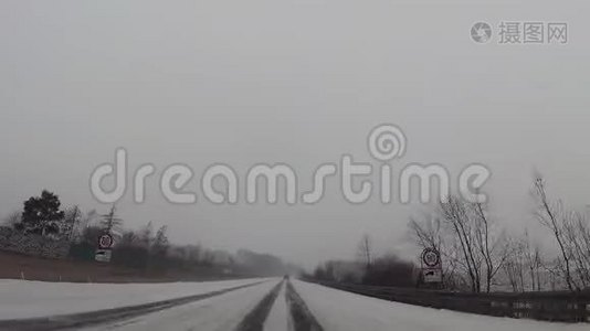 汽车里有摄像机，高速公路上有雪视频