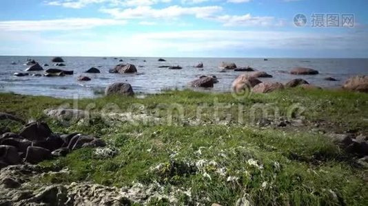 阳光明媚的夏日，芬兰湾石质海岸全景视频