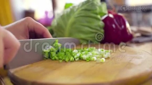 厨师为沙拉做蔬菜特写慢动作视频