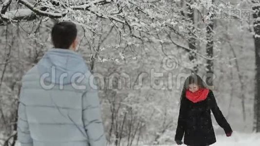 一对恋爱在雪林里的情侣。视频