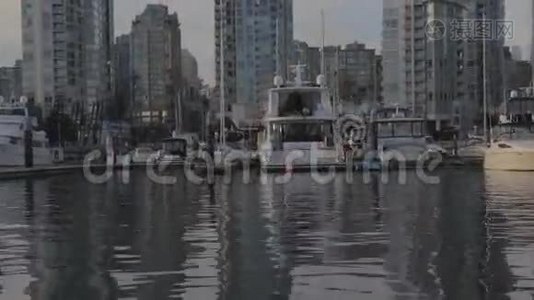许多豪华游艇在亚拉敦码头视频