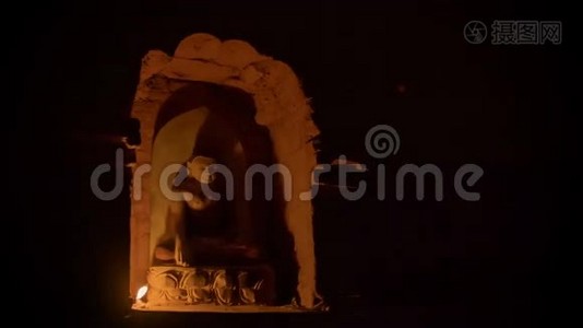 一支蜡烛照亮了佛寺阴暗的房间视频