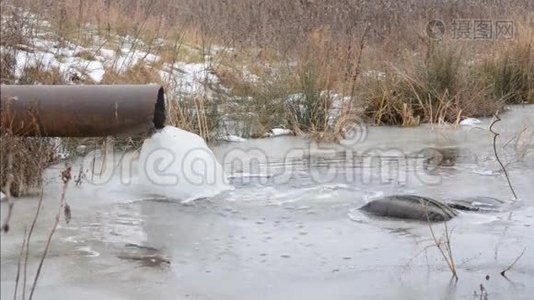 河流污染，水中垃圾。 冬天视频