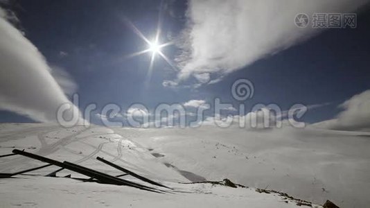 冬季景观。 寒冷的一天，雪在阳光下闪闪发光。视频