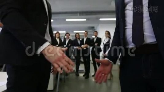 商业人士的握手视频