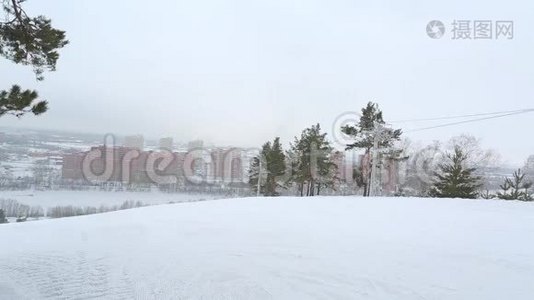 在冬天把一块滑雪板关上视频