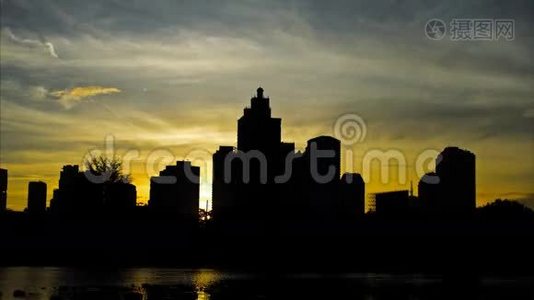 市区大厦日出。 泰国曼谷。视频