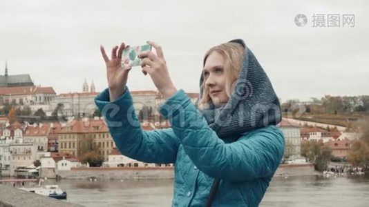布拉格美丽的年轻女性游客，用手机做自拍或拍照，旅游理念视频