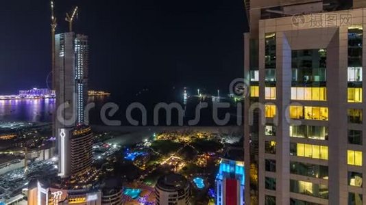 阿联酋迪拜Jumeirah海滩JBR酒店的现代摩天大楼和海滩的鸟瞰夜景视频