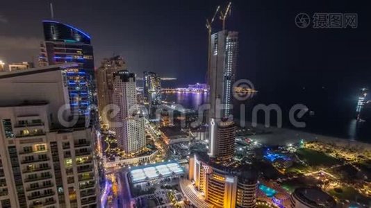 阿联酋迪拜Jumeirah海滩JBR酒店的现代摩天大楼和海滩的鸟瞰夜景视频