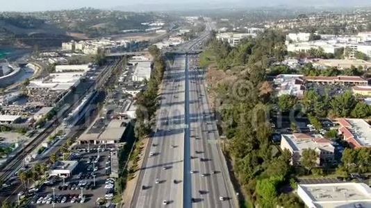 圣地亚哥高速公路的鸟瞰图视频