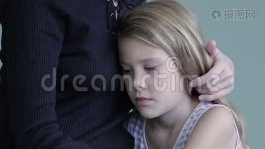 悲伤的女儿在家拥抱他的母亲。视频