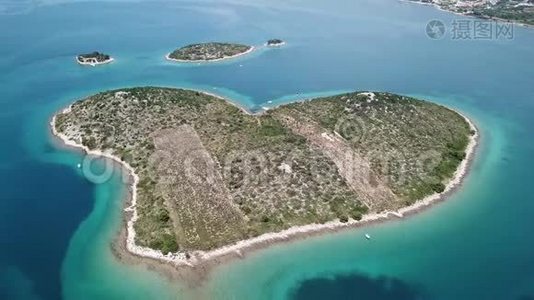 鸟瞰该岛的形状为一颗心脏，克罗地亚，情人岛，奥托克加贾克，胰岛，岩石。 也叫otokzaza视频