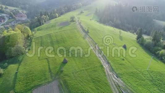 飞越山林中的山村.. 乌克兰喀尔巴阡山脉的鸟瞰图视频