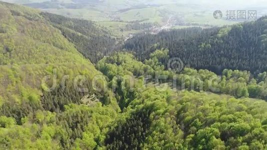 飞越山林中的山村.. 乌克兰喀尔巴阡山脉的鸟瞰图视频