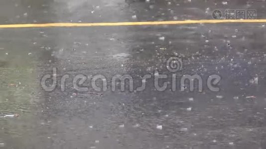 街道上下着热带大雨视频
