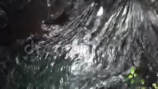 新西兰岩石和山脉的动力水。视频