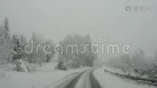 奥地利。 驾驶镜头，司机视角.. 下雪时在路上行驶的车辆视频