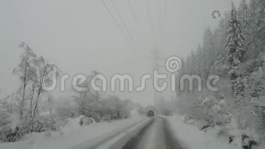 奥地利。 驾驶镜头，司机视角.. 下雪时在路上行驶的车辆视频