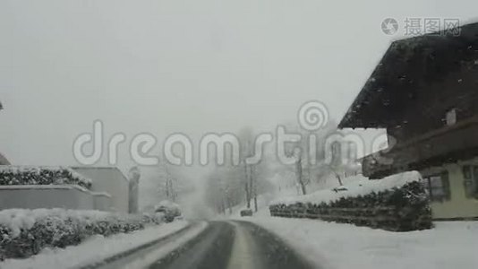 奥地利。 驾驶镜头，司机视角.. 下雪时在路上行驶的车辆视频
