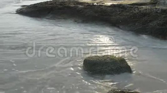 大海和海浪，海岸上的石头。视频