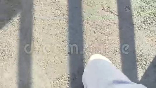 穿着运动鞋在桥上的沥青上行走视频