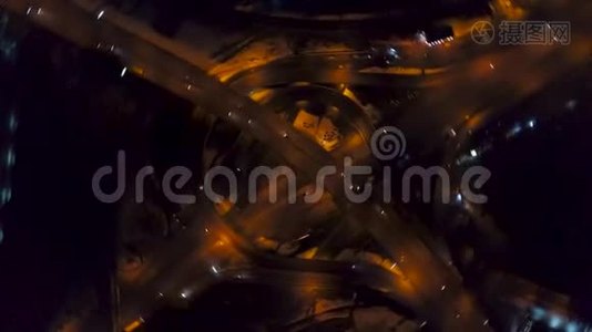 夜间高速公路立交的垂直自上而下的鸟瞰图视频