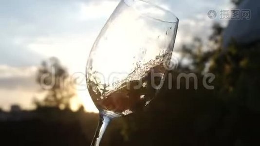 一杯带有浆果的香槟的慢动作录像视频