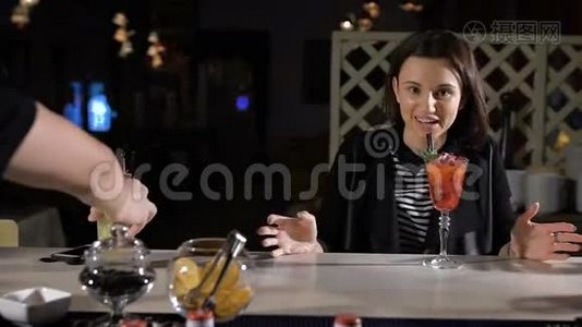 酒保给那位漂亮的黑发女人放了一杯独家鸡尾酒。 酒吧里的幽默和笑声视频