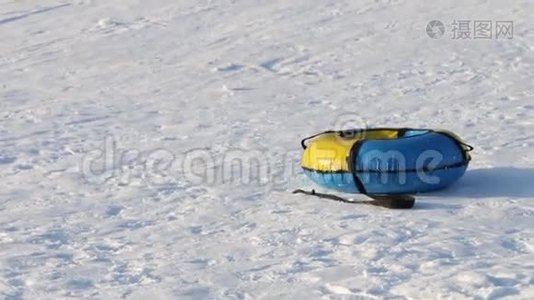 冬晴时黄蓝雪管在白雪上视频