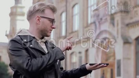 戴眼镜的聪明青年展示概念全息图零售视频