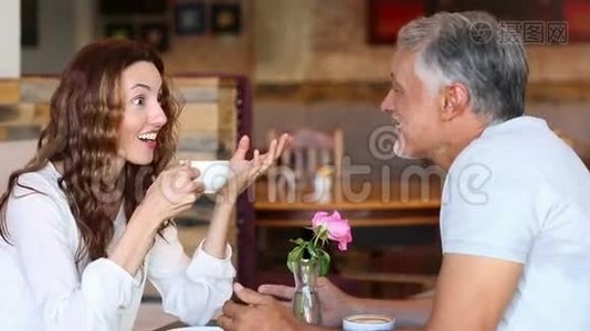 情侣聊天喝咖啡.视频